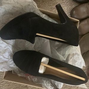 Brand new in the box Clark’s black suede pumps women’s size 6.5